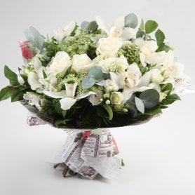Сборный букет с орхидеями «Иней» от интернет-магазина «Донна Роза» в Кемерово
