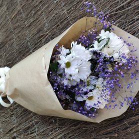 Сборный букет с хризантемами «Нежность» от интернет-магазина «Донна Роза» в Кемерово