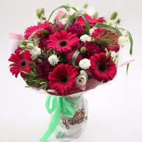 Сборный букет с герберами &laquo;Малинка&raquo; от интернет-магазина «Донна Роза» в Кемерове