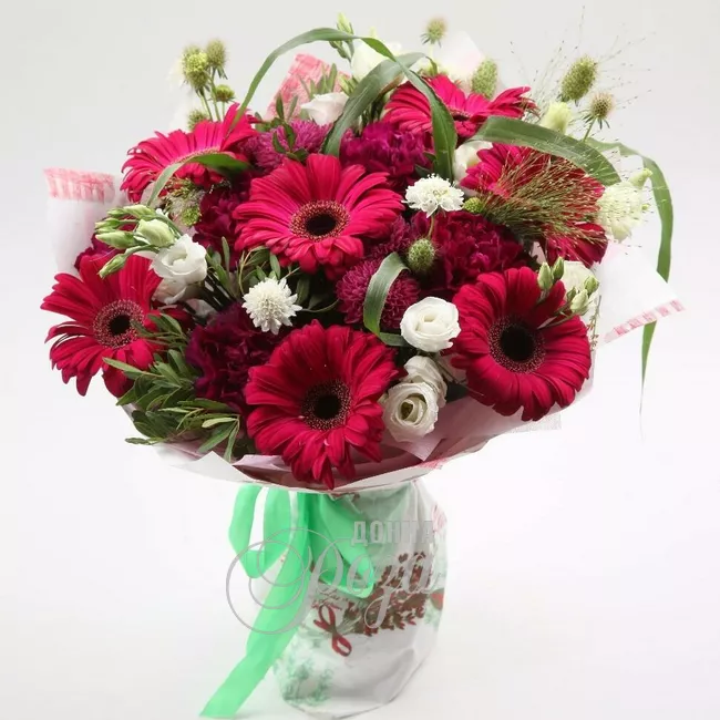 Сборный букет с герберами &laquo;Малинка&raquo;