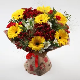 Сборный букет с герберами &laquo;Сияние&raquo; от интернет-магазина «Донна Роза» в Кемерове