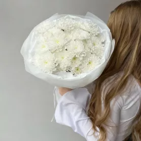 Монобукет из хризантем &laquo;Облачко&raquo; от интернет-магазина «Донна Роза» в Кемерове