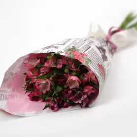 Монобукет с альстромериями &laquo;Клубничный зефир&raquo; от интернет-магазина «Донна Роза» в Кемерове