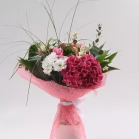 Сборный букет с гортензией &laquo;Признательность&raquo; от интернет-магазина «Донна Роза» в Кемерове