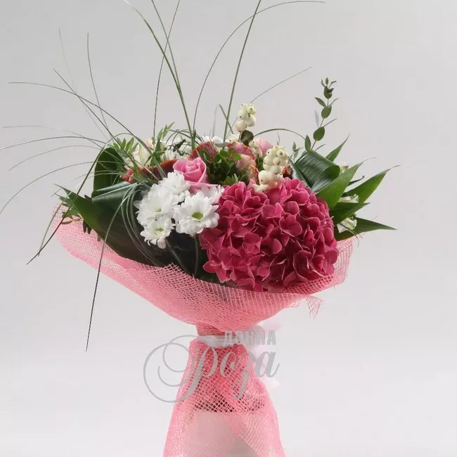 Сборный букет с гортензией &laquo;Признательность&raquo;