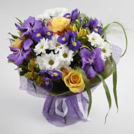 Сборный букет с ирисами &laquo;Мюглер&raquo; от интернет-магазина «Донна Роза» в Кемерове