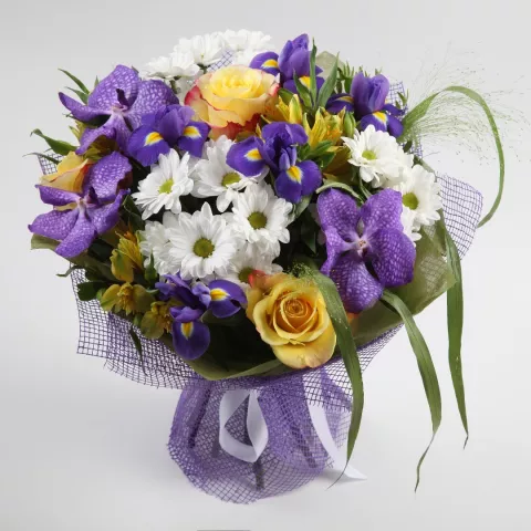 Сборный букет с ирисами &laquo;Мюглер&raquo; от интернет-магазина «Донна Роза» в Кемерове
