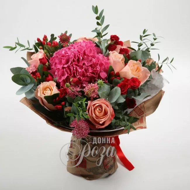 Сборный букет с гортензией &laquo;Сад Афины&raquo;