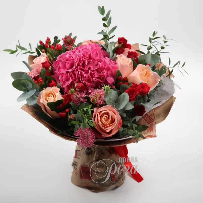 Сборный букет с гортензией &laquo;Сад Афины&raquo;