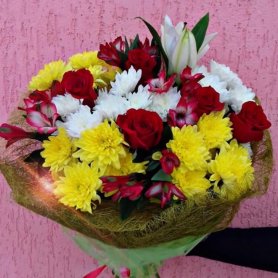 Сборный букет с хризантемами «Счастливый день» от интернет-магазина «Донна Роза» в Кемерово