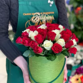 Композиция в шляпной коробке &laquo;Трепетная любовь&raquo; от интернет-магазина «Донна Роза» в Кемерове