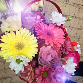 Корзинка цветов &laquo;Чистое поле&raquo; от интернет-магазина «Донна Роза» в Кемерове