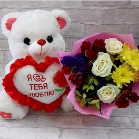 Букет с мягкой игрушкой «Влюблённый мишка» от интернет-магазина «Донна Роза» в Кемерово
