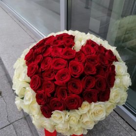 Монобукет из роз в виде сердца от интернет-магазина «Донна Роза» в Кемерово