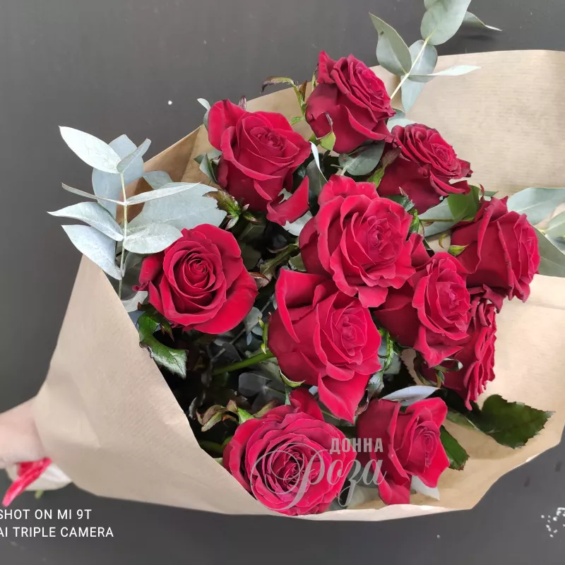 Монобукет из красных роз &laquo;Пронзительный взгляд&raquo;