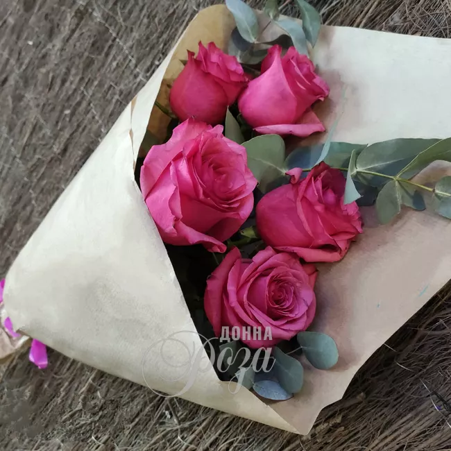 Монобукет из 5 розовых роз &laquo;Заветная мечта&raquo;