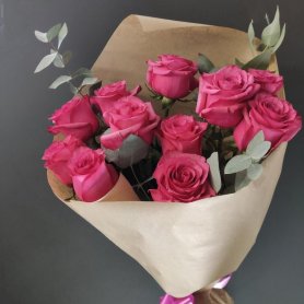 Монобукет из 11 розовых роз «Иноземка» от интернет-магазина «Донна Роза» в Кемерово