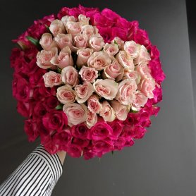 Монобукет из 101 розовой розы в виде сердца от интернет-магазина «Донна Роза» в Кемерово
