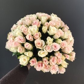 Монобукет из 101 розовой розы «Грация» от интернет-магазина «Донна Роза» в Кемерово