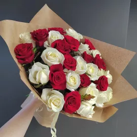 Монобукет из 31 розы &laquo;Коралловые бусы&raquo; от интернет-магазина «Донна Роза» в Кемерове