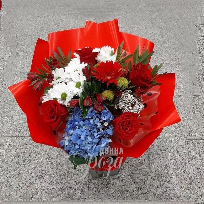 Сборный букет с гортензией  &laquo;Малина&raquo;