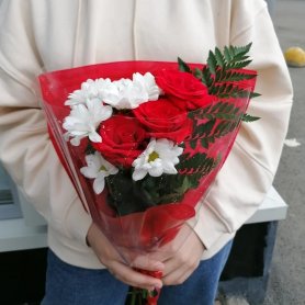 Сборный букет с розами «Три желания» от интернет-магазина «Донна Роза» в Кемерово