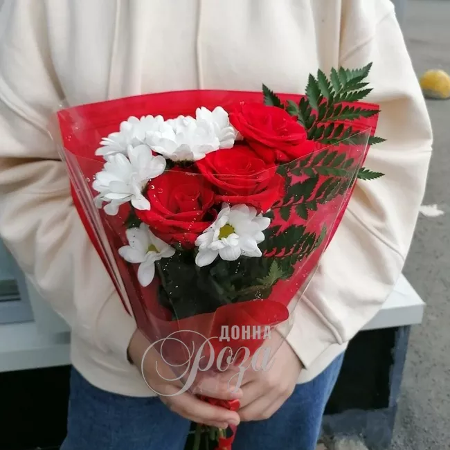 Сборный букет с розами &laquo;Три желания&raquo;