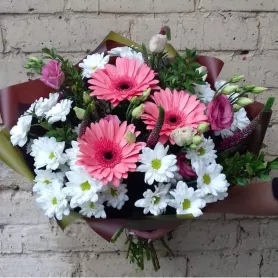 Сборный букет с герберами &laquo;Радость встречи&raquo; от интернет-магазина «Донна Роза» в Кемерове