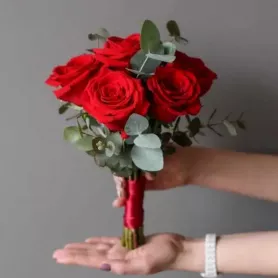 Букет невесты &laquo;Кольчуга любви&raquo; от интернет-магазина «Донна Роза» в Кемерове