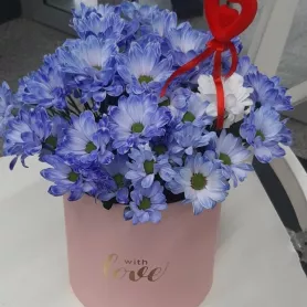 Композиция в шляпной коробке &laquo;Голубые ромашки&raquo; от интернет-магазина «Донна Роза» в Кемерове