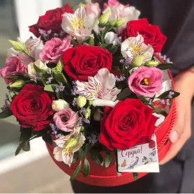 Композиция в шляпной коробке &laquo;Диана&raquo; от интернет-магазина «Донна Роза» в Кемерово