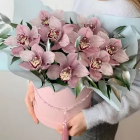 Композиция в шляпной коробке &laquo;Дикая орхидея&raquo; от интернет-магазина «Донна Роза» в Кемерово