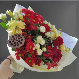 Авторский букет &laquo;Брусничный пирог&raquo; от интернет-магазина «Донна Роза» в Кемерове