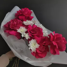 Букет из роз и хризантем &laquo;Клубника со сливками&raquo; от интернет-магазина «Донна Роза» в Кемерове