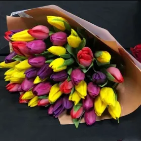 Монобукет из тюльпанов &laquo;Весенний&raquo; от интернет-магазина «Донна Роза» в Кемерово