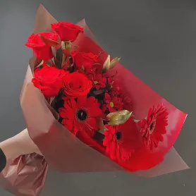 Авторский букет с герберами &laquo;Кармен&raquo; от интернет-магазина «Донна Роза» в Кемерове