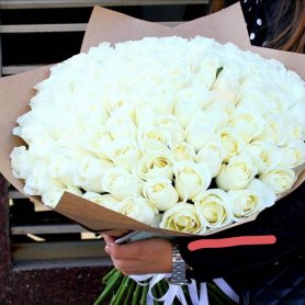 Моно букет из роз «Белоснежный» от интернет-магазина «Донна Роза» в Кемерово