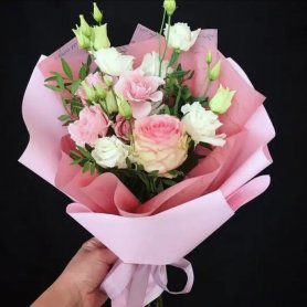 Букет с розами и эустомами «Бусинка» от интернет-магазина «Донна Роза» в Кемерово