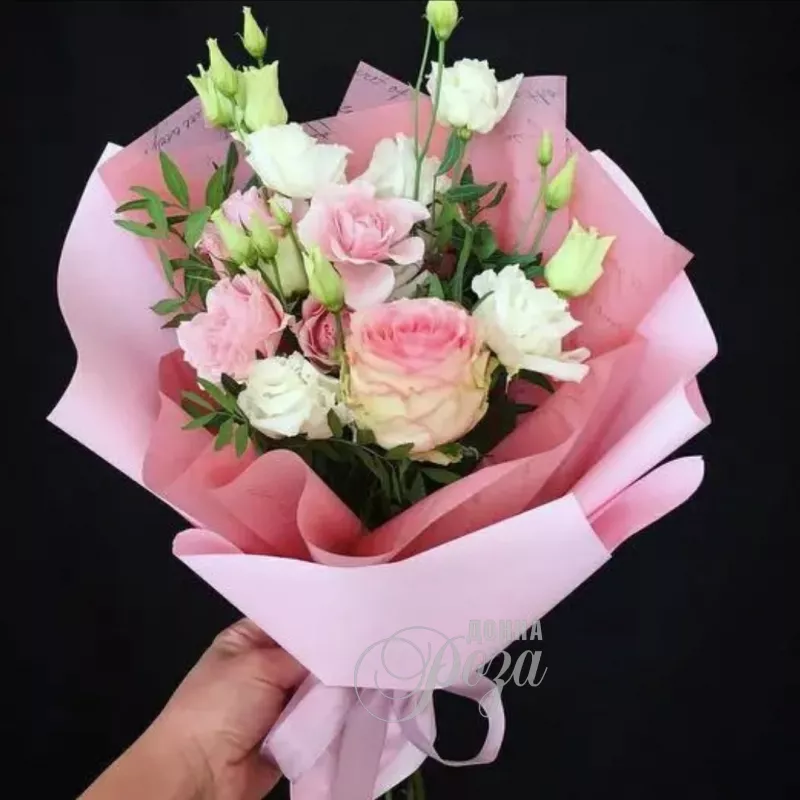 Букет с розами и эустомами &laquo;Бусинка&raquo;