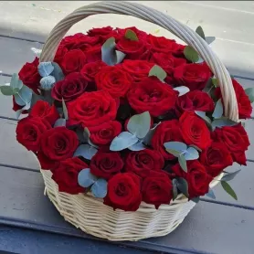 Корзина с 51 розой &laquo;Гран При&raquo; от интернет-магазина «Донна Роза» в Кемерове