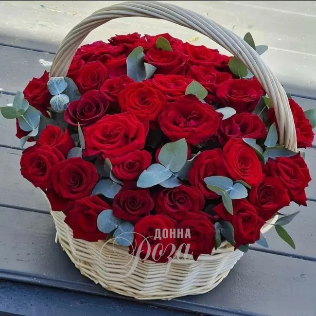 Корзина с 51 розой &laquo;Гран При&raquo;