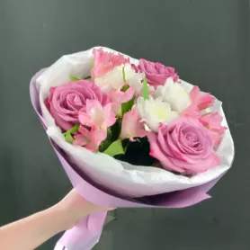 Сборный букет с розами и хризантемами &laquo;Сердцеедка&raquo; от интернет-магазина «Донна Роза» в Кемерове