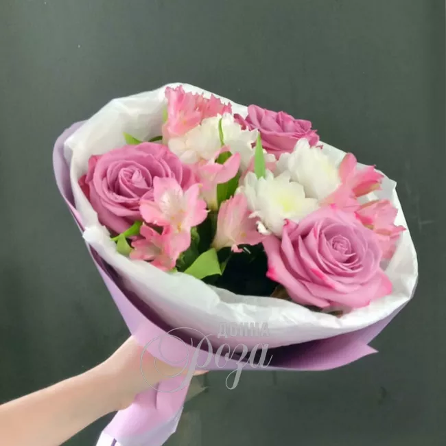 Сборный букет с розами и хризантемами &laquo;Сердцеедка&raquo;