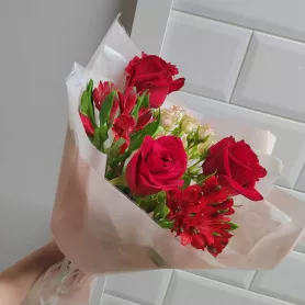 Сборный букет &laquo;Донна Роза in RED&raquo; размер S от интернет-магазина «Донна Роза» в Кемерове