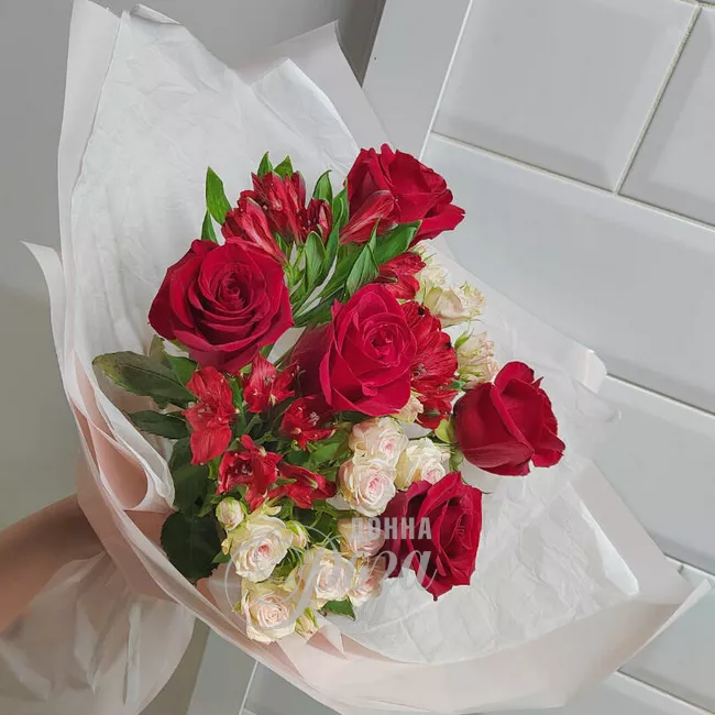 Букет &laquo;Донна Роза in RED&raquo; размер M