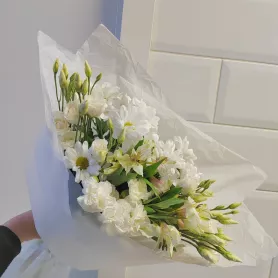 Сборный букет &laquo;Донна Роза in WHITE&raquo; размер S от интернет-магазина «Донна Роза» в Кемерове