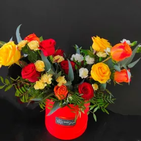 Композиция в шляпной коробке  &laquo;Праздничная&raquo; от интернет-магазина «Донна Роза» в Кемерово