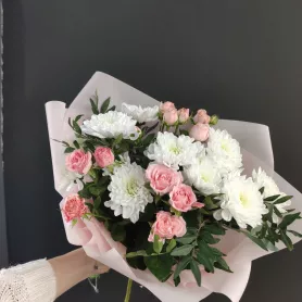 Букет их хризантем и роз &laquo;Поэма&raquo; от интернет-магазина «Донна Роза» в Кемерове