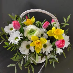 Корзина цветов &laquo;Драгоценный подарок&raquo; от интернет-магазина «Донна Роза» в Кемерово