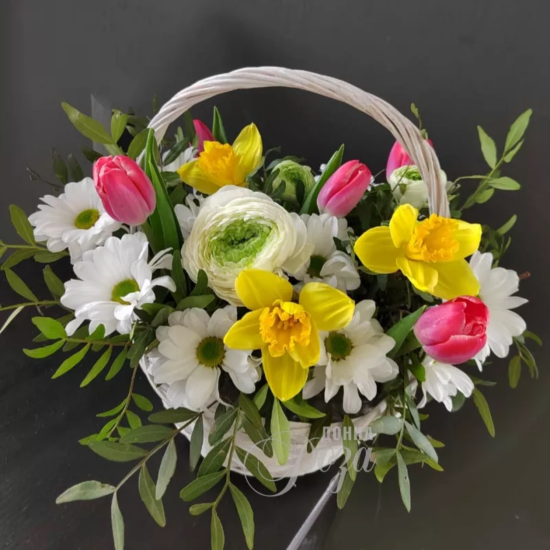 Корзина цветов &laquo;Драгоценный подарок&raquo;